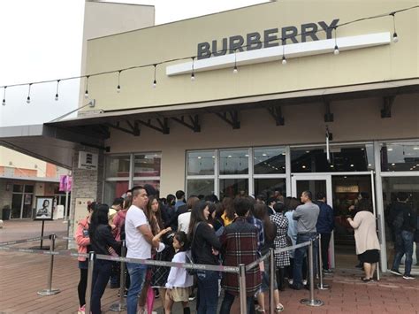 絕對要搶！BURBERRY換季折扣下殺5折 經典款風衣、圍巾都特 .